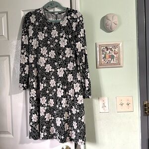 SoSoft Beautiful old navy’s midi long sleeve dress it’s little bit small for me.